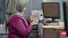 Nilai tukar rupiah jebol level psikologis Rp 18.049 per dolar AS pada Kamis (4/6) pagi setelah melemah ke posisi Rp17.966 per dolar AS pada hari sebelumnya. (CNNIndonesia/Adi ibrahim)