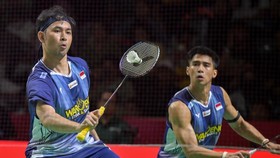 Pebulu tangkis ganda putra Indonesia Sabar Karyaman Gutama (kanan) dan Moh Reza Pahlevi Isfahani (kiri) mengembalikan kok ke arah ganda putra Amerika Serikat Zhi Yi Chen dan Presley Smith pada babak 32 besar Polytron Indonesia Open 2026 di Istora Sen