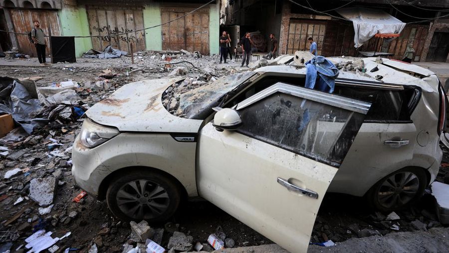 Serangan Israel menargetkan gedung tempat tinggal di seluruh wilayah barat dan utara Kota Gaza pada Rabu 3 Juni 2026 malam waktu setempat. (REUTERS/Dawoud Abu Alkas)