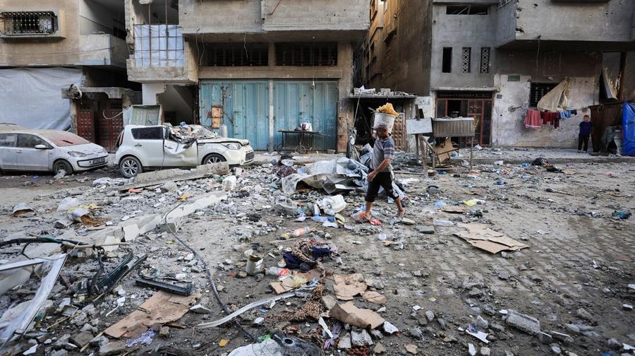 Serangan Israel menargetkan gedung tempat tinggal di seluruh wilayah barat dan utara Kota Gaza pada Rabu 3 Juni 2026 malam waktu setempat. (REUTERS/Dawoud Abu Alkas)