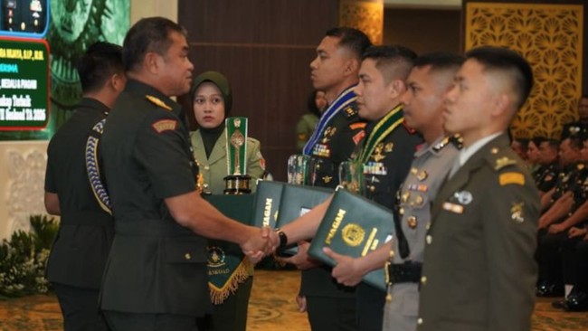 Seskab Teddy Lulus Seskoad, Raih Penghargaan Penulis Terbaik Taskap