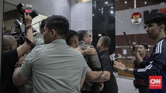Wakil Menteri Imigrasi Silmy Karim Silmy Karim akhirnya menyerahkan diri ke Komisi Pemberantasan Korupsi (KPK), Rabu (3/6). CNN Indonesia/Adi ibrahim