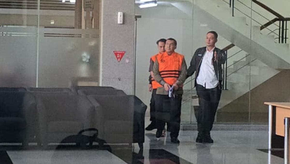 Wamen Silmy Karim Jadi Tersangka: Pakai Rompi KPK, Tangan Terborgol