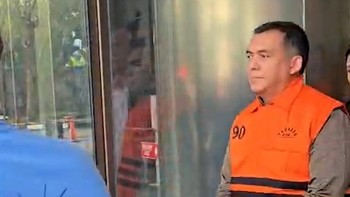 Wakil Menteri Imigrasi dan Pemasyarakatan Silmy Karim resmi ditahan KPK pada Senin (4/6).