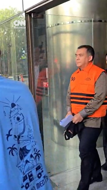 Wakil Menteri Imigrasi dan Pemasyarakatan Silmy Karim resmi ditahan KPK pada Senin (4/6).