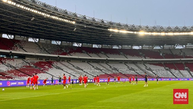 Marselino Ferdinan dan Calvin Verdonk menjalani latihan terpisah dalam official training menjelang laga melawan Oman di Stadion Utama Gelora Bung Karno, Senayan, Kamis (4/6).