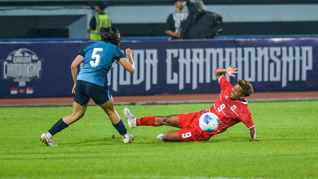 Pesepak bola timnas putri Indonesia Aulia Al Mabruroh (kanan) berebut bola dengan pesepak bola timnas putri Singapura Irsalina (kiri) saat bertanding pada ajang Garuda Championship Series di Stadion Arcamanik, Bandung, Jawa Barat, Rabu (3/6/2026). Pe