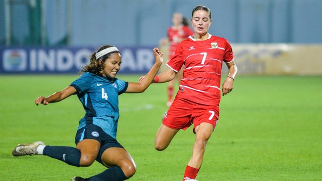 Pesepak bola timnas putri Indonesia Felicia Victoria De Zeeuw (kanan) berebut bola dengan pesepak bola timnas putri Singapura Yasminte (kiri) saat bertanding pada ajang Garuda Championship Series di Stadion Arcamanik, Bandung, Jawa Barat, Rabu (3/6/2