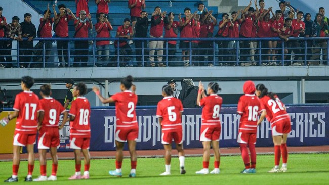 Pesepak bola timnas putri Indonesia menyapa penonton usai bertanding melawan timnas putri Singapura pada ajang Garuda Championship Series di Stadion Arcamanik, Bandung, Jawa Barat, Rabu (3/6/2026). Pertandingan tersebut dimenangkan oleh Timnas putri