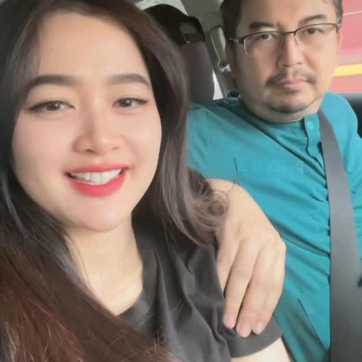 <p>Presenter Vega Darwanti resmi menikah dengan seorang dokter bernama Dema Sany Sanjaya pada 1 Maret 2009. Suami Vega berprofesi sebagai dokter spesialis radiologi dan membuka praktik di daerah Jawa Barat. Sejak menikah, rumah tangga Vega dan suami jauh dari gosip miring. Keduanya menjalani kehidupan rumah tangga yang harmonis bersama dua anak mereka, Razqa Atmadeva Senjaya dan Nadeva Letizia Senjaya. (Foto: Instagram @vegadarwanti123)</p>
