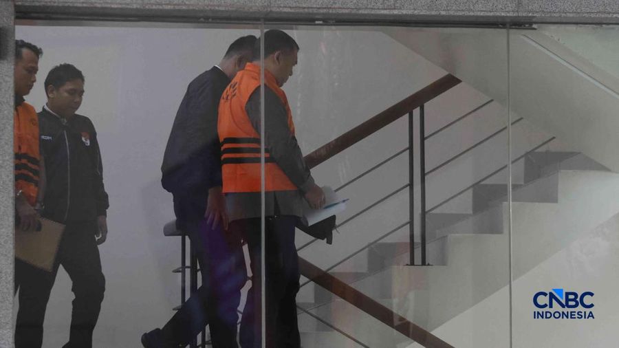 Wakil Menteri Imigrasi dan Pemasyarakatan (Wamen Imipas), Silmy Karim, tampak mengenakan rompi tahanan berwarna oranye saat berada di Gedung Merah Putih KPK, Jakarta, Kamis (4/6/2026). (CNBC Indonesia/Muhammad Sabki)
