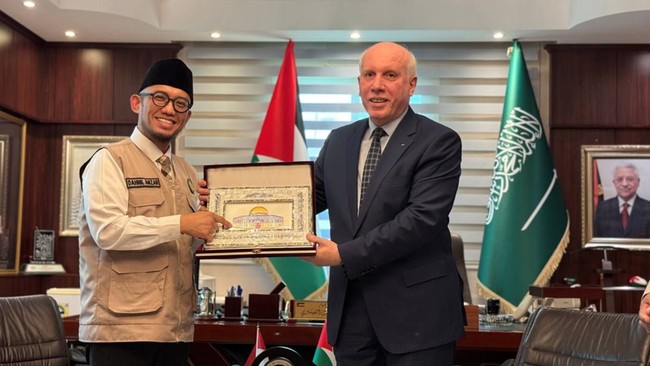 Wakil Menteri Haji dan Umrah (Wamenhaj) RI Dahnil Anzar Simanjuntak, melakukan kunjungan ke kantor Perwakilan Negara Palestina di Jeddah, Arab Saudi, pada Rabu (3/6/2026), dalam rangka penyerahan secara simbolis paket daging dam (hadyu) jemaah haji I