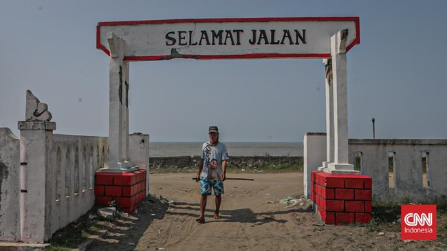 Ratusan warga Desa Cemarajaya, Karawang, kehilangan rumah akibat abrasi. Proses relokasi berlangsung, namun banyak yang memilih bertahan demi mata pencaharian.