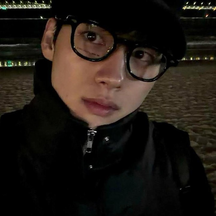 <p>Meski baru membintangi beberapa drama Korea, sosok Hong Min Gi sendiri sudah dikenal para pencinta drakor. Pria berusia 24 tahun tersebut pernah bermain dalam drakor <em>Study Group</em> hingga <em>To My Beloved Thief</em>. (Foto: Instagram @minggi._.jeok)</p>