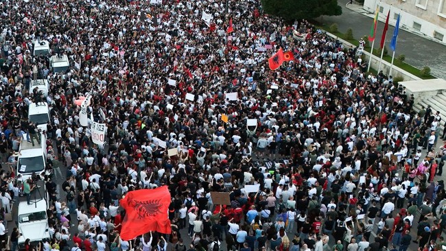 Warga Albania berdemo menolak pembangunan kompleks wisata pantai yang diduga terkait dengan menantu Presiden AS Donald Trump, Jared Kushner.