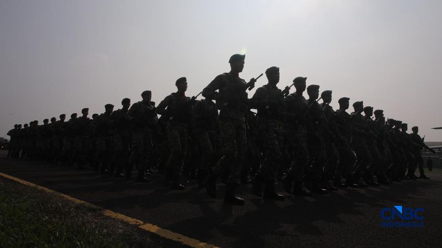 Anggota Komponen Cadangan (Komcad) memgikuti Upacara Penutupan Latsarmil Komcad ASN Kementerian/Lembaga Gelombang I di Lanud Halim Perdana Kusuma, Jakarta, Jumat (5/6/2026).