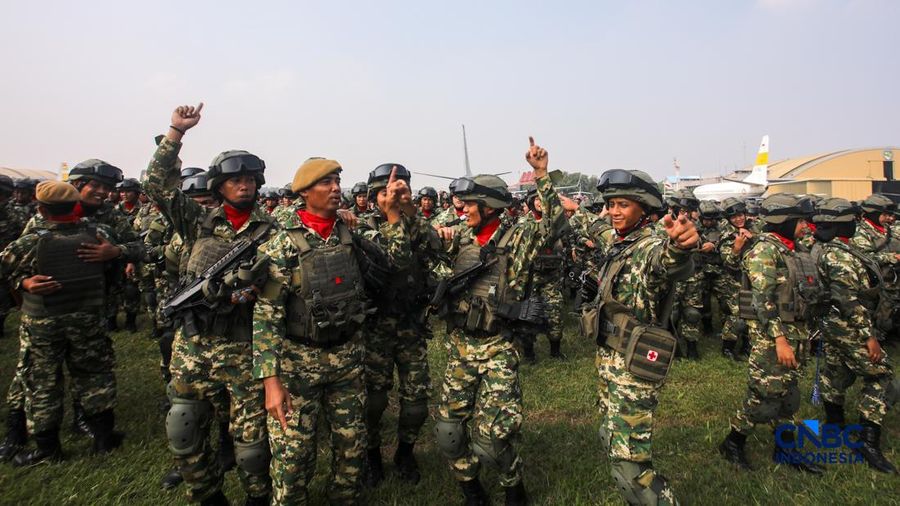 Anggota Komponen Cadangan (Komcad) memgikuti Upacara Penutupan Latsarmil Komcad ASN Kementerian/Lembaga Gelombang I di Lanud Halim Perdana Kusuma, Jakarta, Jumat (5/6/2026).