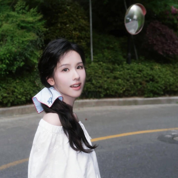 <p>Chen Du Ling dikenal sebagai sosok artis yang dikenal cerdas. Ia meraih nilai mengesankan pada ujian masuk perguruan tinggi. Chen Du Ling juga merupakan lulusan Nanjing University of Aeronautics and Astronautic.<br /> (Foto: Instagram @du_chenduling)</p>