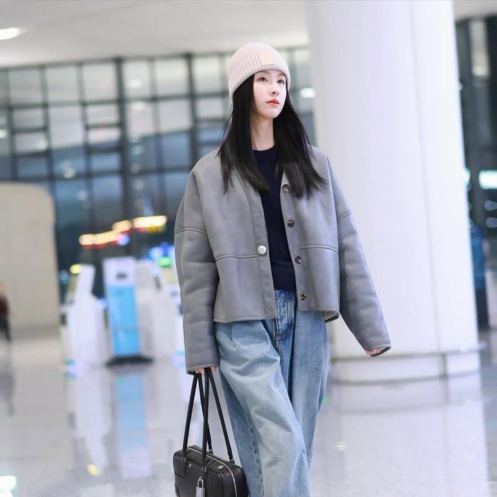 <p>Lewat Instagram pribadinya, perempuan berusia 32 tahun ini kerap mengunggah&nbsp;<em>airport style</em>. Misalnya dalam foto ini, sang artis tampak stylish dengan busana warna monokrom. (Foto: Instagram @du_chenduling)</p>