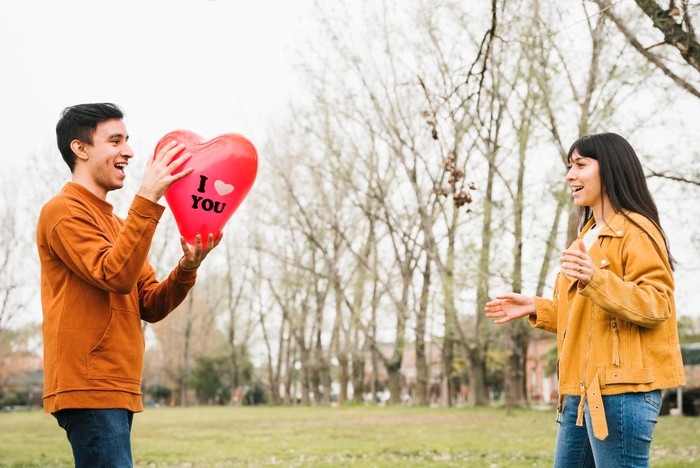 Orang introvert yang sedang jatuh cinta juga akan meningkatkan interaksi dengan calon pasangan baik melalui pesan chat, panggilan telepon, dan obrolan langsung.