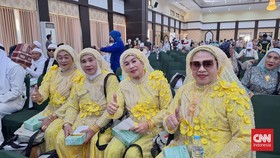 Jemaah haji kelompok terbang (kloter) 5  tiba di Asrama Haji Sudiang Makassar dengan busana yang nyentrik.
