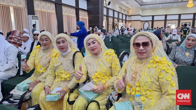  Jemaah haji kelompok terbang (kloter) 5  tiba di Asrama Haji Sudiang Makassar dengan busana yang nyentrik.