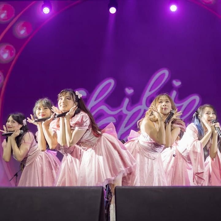 <p>Personel Chibi Chibi kini lebih banyak manggung di acara festival. Formasinya terkadang dapat enam atau tujuh personel. Sama seperti saat masih bersama Cherrybelle, para personel Chibi Chibi masih mengusung konsep '<em>girly</em>' di grup <em>reborn</em> ini. Dalam setiap penampilan, anggota Chibi Chibi kerap mengenakan pakaian berwarna-warni atau berkonsep <em>youthful innocence.</em> (Foto: Instagram @chibichibi.idn)</p>