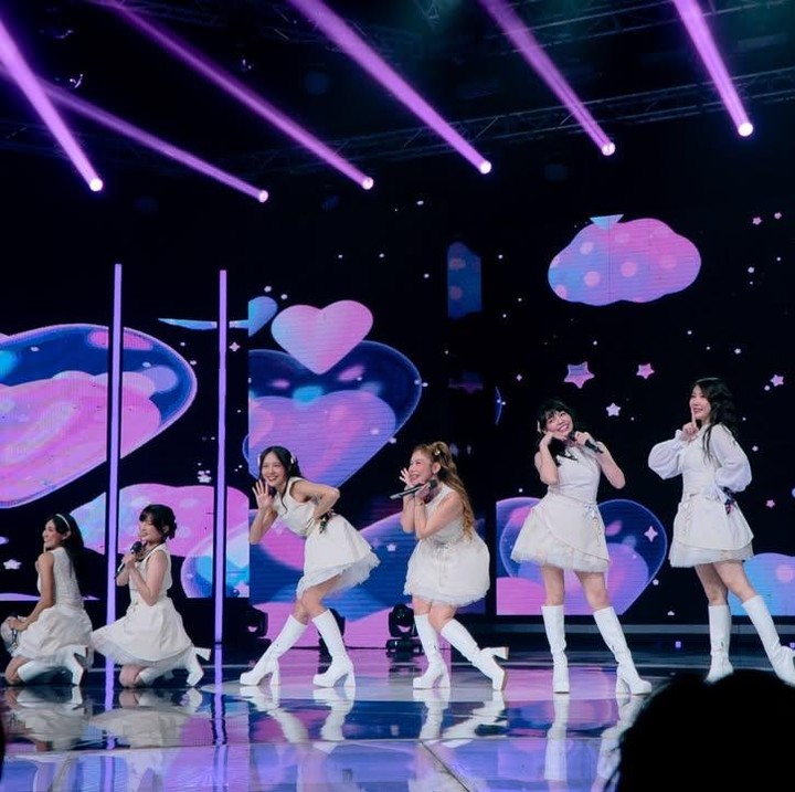 <p>Mayoritas personel Chibi Chibi sudah menikah dan menjadi seorang Bunda lho. Di tengah kesibukan menjalani peran sebagai Bunda dan istri, para personel Chibi Chibi memutuskan untuk tetap menyalurkan hobi bernyanyi dengan tampil di depan penggemar. (Foto: Instagram @chibichibi.idn)</p>