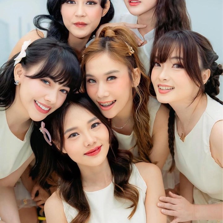 <p>Bunda masih ingat dengan girl group Tanah Air, Cherrybelle? Beberapa tahun belakangan, grup ini kembali aktif di panggung hiburan. Namun, personelnya memutuskan untuk berganti nama grup dari Cherrybelle menjadi Chibi Chibi. (Foto: Instagram @chibichibi.idn)</p>