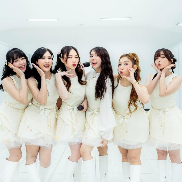 <p>Meski mayoritas telah menikah dan menjadi Bunda, ketujuh personel Chibi Chibi tetap terlihat energik ketika tampil di atas panggung. Para penggemar sendiri mengaku senang karena grup ini bisa kembali aktif di panggung hiburan. "Senang bisa melihat chibi tampil lagi," kata akun @de***. "Masih cantik" muda"," tulis @re***. "Sampe sekarangpun aku masi fansmu," ungkap @eg***. (Foto: Instagram @chibichibi.idn)</p>