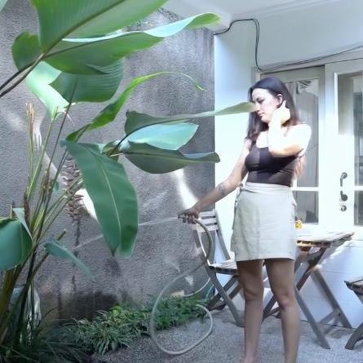 <p>Sebelum mendapatkan rumah yang sesuai, Dahlia mengaku sempat tinggal di kos karena mencari rumah dalam waktu singkat bukan hal yang mudah. &ldquo;Kenapa sekarang kos, karena emang mendadak semuanya, dan di Bali lagi susah banget cari rumah. Jadi aku udah beberapa bulan terakhir cari rumah,&rdquo; tutur Dahlia, dikutip dari kanal YouTube <em>TRANS7 Official.&nbsp;</em>(Foto: Instagram @dahliachr)</p>