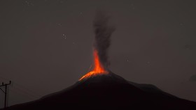 Gunung Lewotobi Laki-laki yang terletak di Nusa Tenggara Timur kembali erupsi pada Jumat malam, 5 Juni 2026, tepatnya pukul 18.22 WITA. Puncaknya terlihat memerah dan bercahaya dari kejauhan.