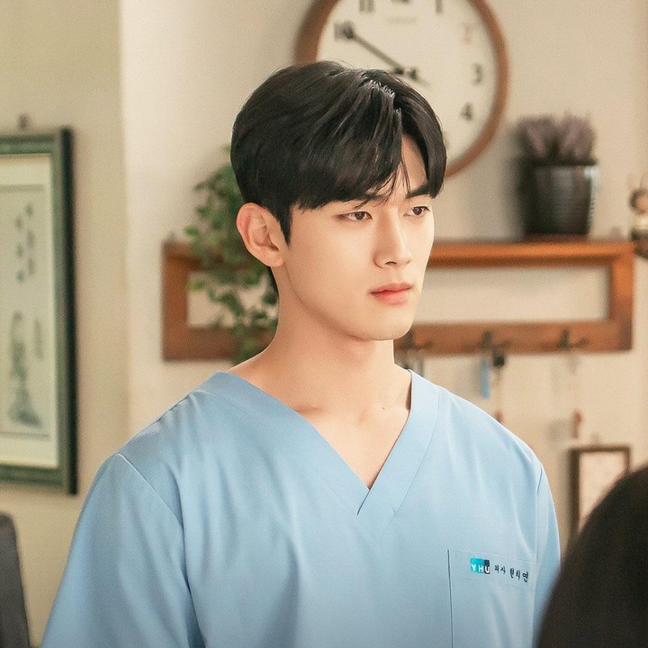 <p>Berperan sebagai dokter umum bernama Hyun Chi Yeon dalam drama Korea <em>Doctor on the Edge</em>, Hong Min Gi sukses mencuri perhatian pencinta drakor. (Foto: Instagram @ena_drama)</p>