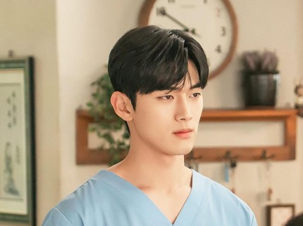 5 Potret Hong Min Gi, Pemeran Dokter Hyun Chi Yeon di Drakor 'Doctor on the Edge'
