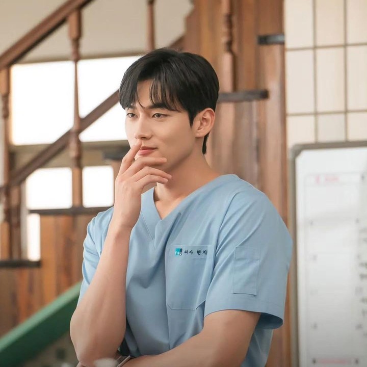 <p>Karakter Hyun Chi Yeon merupakan salah satu dokter yang ditugaskan di Pulau Pyeondong. (Foto: Instagram @ena_drama)</p>