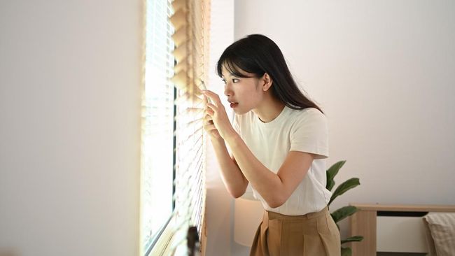 Ciri Kepribadian Orang yang Berpura-pura Tidak Ada di Rumah saat ada yang Ketuk Pintu