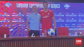 John Herdman dan Emil Audero dalam konferensi pers setelah laga Timnas Indonesia vs Oman, Jumat (5/6).