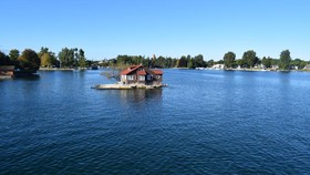 Just Room Enough Island di Alexandria Bay, New York, pulau berpenghuni terkecil di dunia.