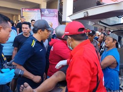 Mobil Tabrak Pohon hingga Ringsek di Gianyar, Sopir Tergencet di Kabin