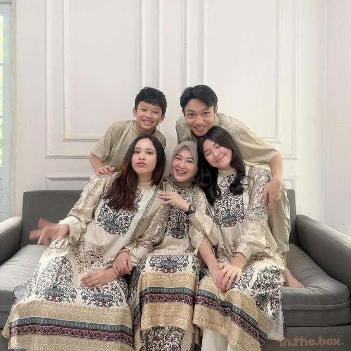 <p>Okie Agustina dikaruniai tiga anak ketiga membina rumah tangga bersama Pasha 'Ungu'. Kiesha Alvaro tumbuh menjadi anak sulung, dengan dua orang adik, yaitu Shakinah Azalea Napasha dan Nasha Anaya Putri Valentina Pasha, saat pernikahan orang tuanya kandas. (Foto: Instagram @okieagustina_)</p>