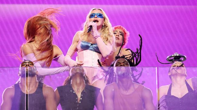 Madonna performs during a surprise concert in Times Square, in New York City, U.S., June 4, 2026.  REUTERS/Brendan McDermid          TPX IMAGES OF THE DAY