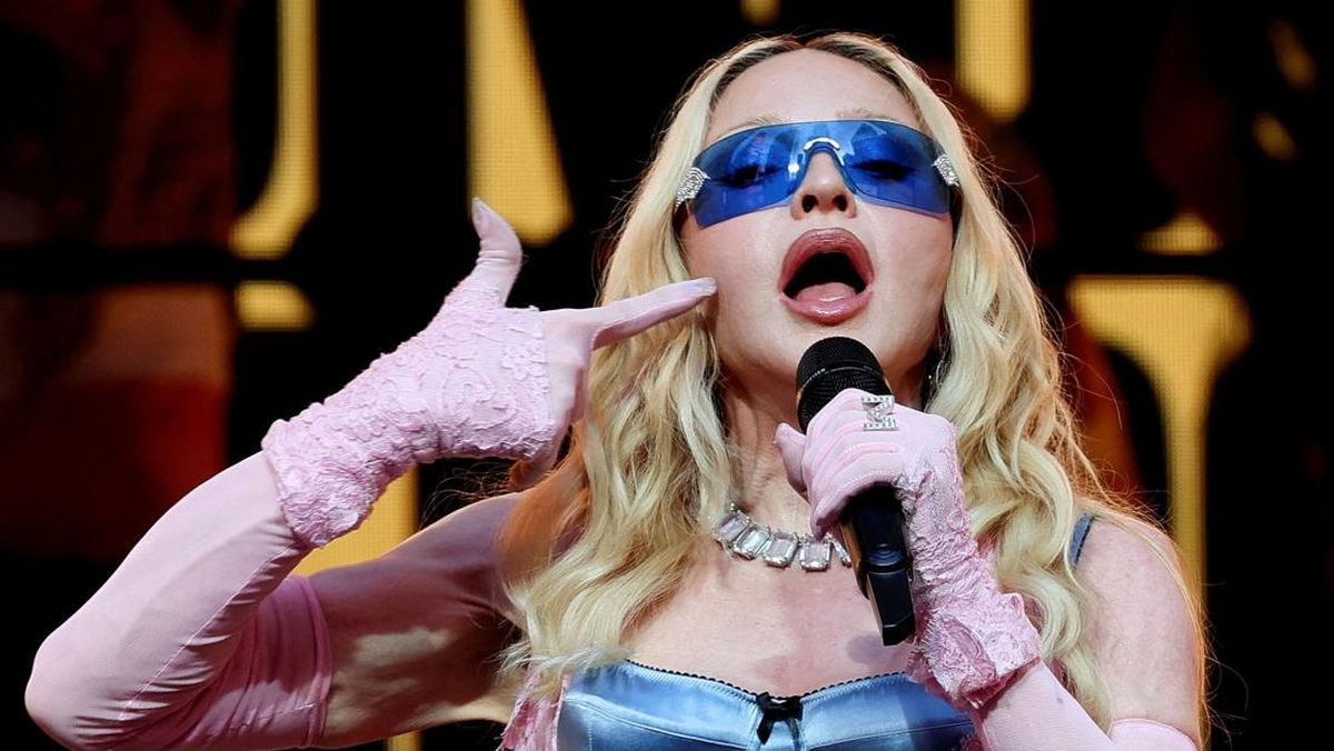 FOTO: Madonna Guncang Times Square Pakai Konser Dadakan