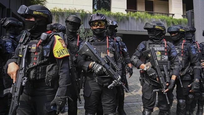 Personel Brimob berjaga saat penyidik KPK mendatangi rumah mantan Wakil Menteri Imigrasi dan Pemasyarakatan Silmy Karim di kawasan Brawijaya, Kebayoran Baru, Jakarta Selatan, Jumat (5/6/2026). Penyidik KPK menggeledah rumah Silmy Karim terkait penyid