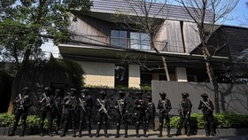Personel Brimob berjaga saat penyidik KPK mendatangi rumah mantan Wakil Menteri Imigrasi dan Pemasyarakatan Silmy Karim di kawasan Brawijaya, Kebayoran Baru, Jakarta Selatan, Jumat (5/6/2026). Penyidik KPK menggeledah rumah Silmy Karim terkait penyid