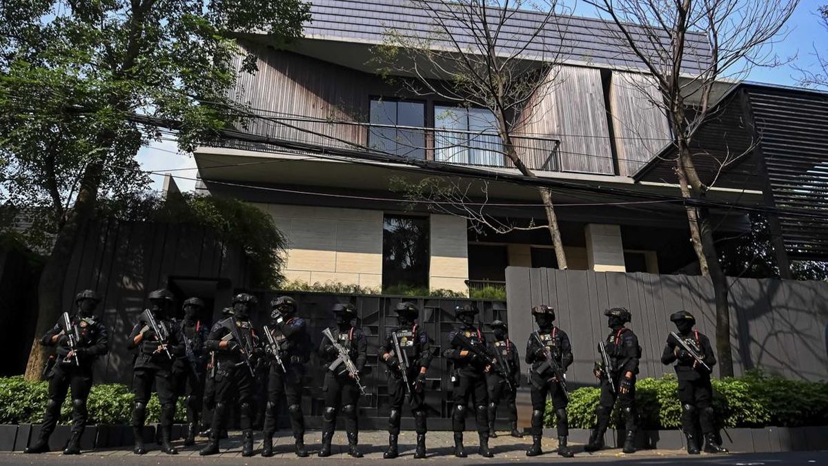 FOTO: Kasus Peras WNA, Rumah Mewah Silmy Karim Digeledah KPK