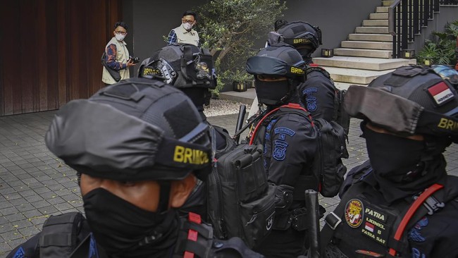 Penyidik KPK mendatangi rumah mantan Wakil Menteri Imigrasi dan Pemasyarakatan Silmy Karim di kawasan Brawijaya, Kebayoran Baru, Jakarta Selatan, Jumat (5/6/2026). Penyidik KPK menggeledah rumah Silmy Karim terkait penyidikan kasus dugaan korupsi pen
