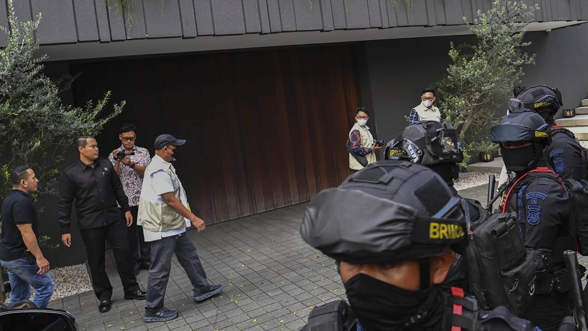 Penyidik KPK mendatangi rumah mantan Wakil Menteri Imigrasi dan Pemasyarakatan Silmy Karim di kawasan Brawijaya, Kebayoran Baru, Jakarta Selatan, Jumat (5/6/2026). Penyidik KPK menggeledah rumah Silmy Karim terkait penyidikan kasus dugaan korupsi pen