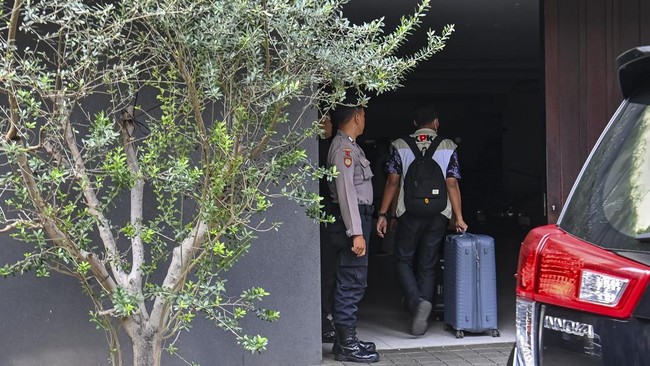 Penyidik KPK mendatangi rumah mantan Wakil Menteri Imigrasi dan Pemasyarakatan Silmy Karim di kawasan Brawijaya, Kebayoran Baru, Jakarta Selatan, Jumat (5/6/2026). Penyidik KPK menggeledah rumah Silmy Karim terkait penyidikan kasus dugaan korupsi pen