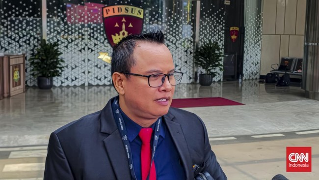 Kuasa hukum PT Putraprima Mineral Mandiri (PMM) Poltak Silitonga mendatangi Kejagung meminta Satgas PKH segera menentukan status 15 kontainer yang disita.