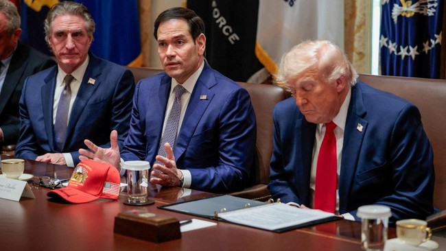 Menlu AS Marco Rubio dan anggota Kongres AS Ted Lieu ribut adu argumentasi saat membahas kelakuan Presiden Donald Trump yang kerap molor saat rapat.